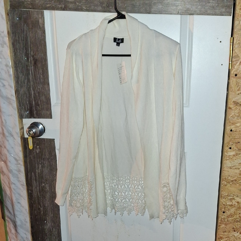 💐$25 Elegant Cream Sweater with Lace Trim